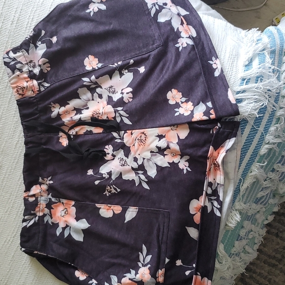 Floral elastic shorts with tie - Picture 1 of 7